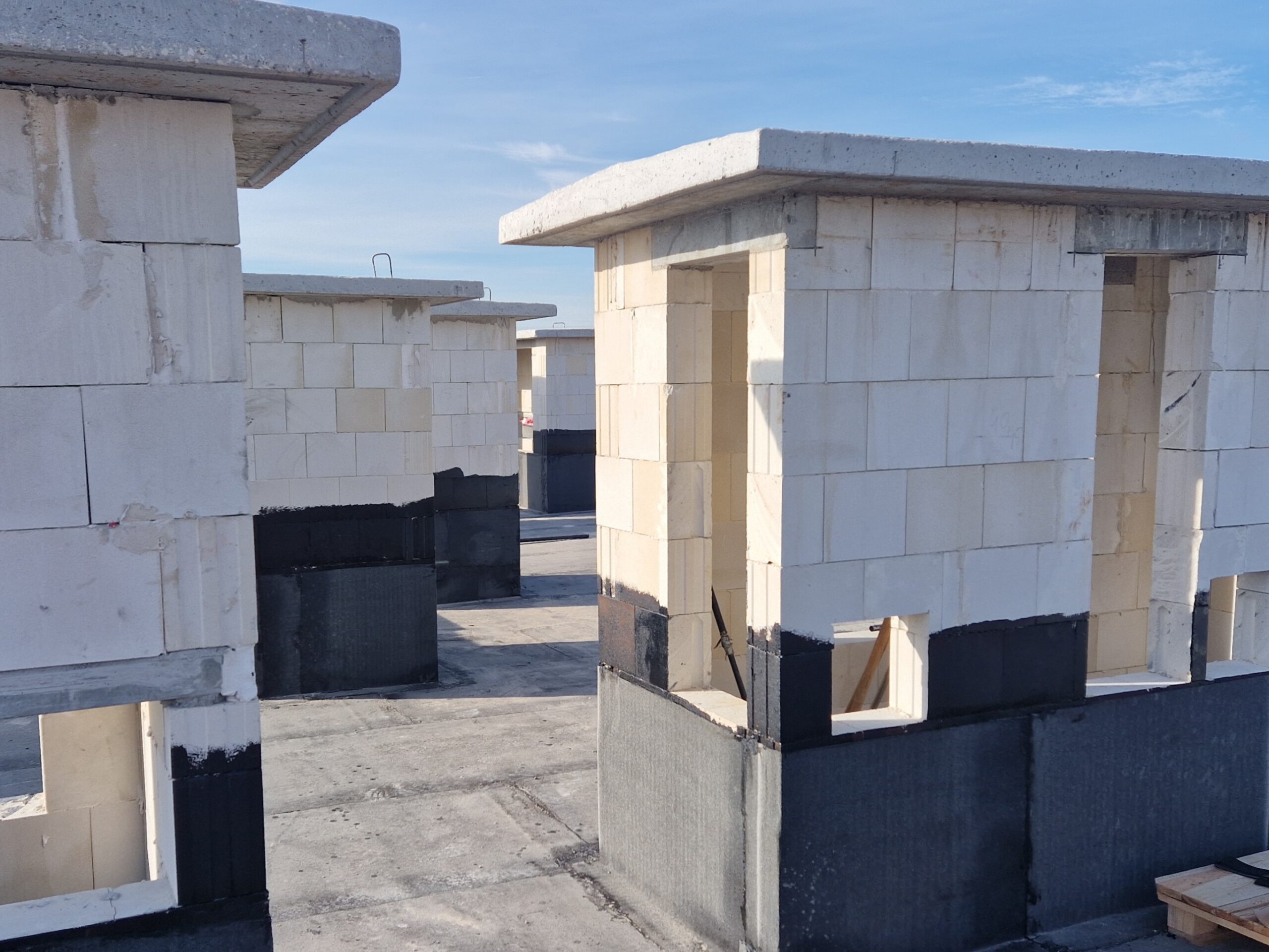 roboty murowe i zabezpiecznie na dachu budynku